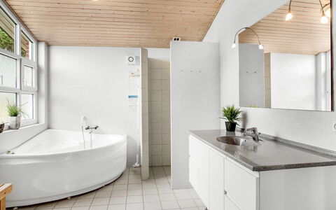 Dirtje - 200M from the Sea: Design Intérieur, Sol, Luminaire Plomberie, Sol, Évier, Plafond, Robinet, Luminaire, Salle De Bains, Plomberie