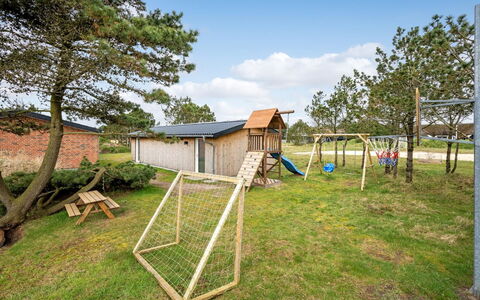Dirtje - 200M from the Sea: Lot Terre, Arrière-Cour, Toboggan, Pelouse, Jardin, Chalet, Équipement Extérieur Play, Batiments Jardin, Cabanon, Cour