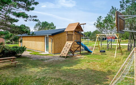 Dirtje - 200M from the Sea: Bois, Chalet, Toit, Lot Terre, Batiments Jardin, Cabanon, Ombre, Jardin, Arrière-Cour, Pelouse