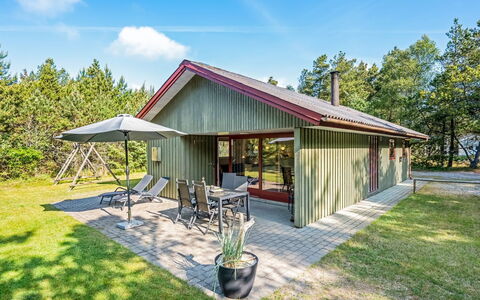 Yngvy - 1.3Km from the Sea: Meubles, Design Intérieur, Sol, Sol, Plafond, Pièce, Chaise, Table, Appartement, Table Cuisine Et Salle A Manger