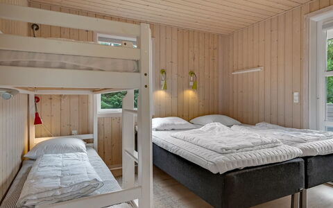 Akkar - 1.8Km from the Sea: Chambre, Bois, Lit, Design Intérieur, Plafond, Literie, Sol, Lit Superposé, Drap De Lit, Cadre De Lit