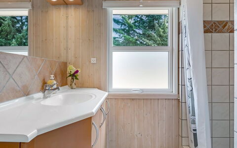 Akkar - 1.8Km from the Sea: Luminaire Plomberie, Design Intérieur, Sol, Bois, Salle De Bains, Sol, Évier, Robinet, Plafond, Lavabo