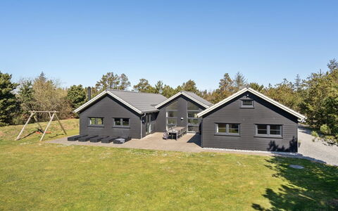 Lova - 600M from the Sea: Domicile, Chalet, Porte, Biens, Ombre, Siding, Dur, Batiments Jardin, Porche, Conception