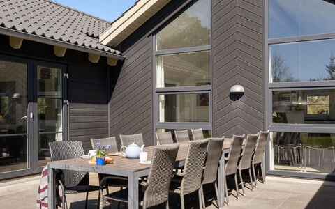 Lova - 600M from the Sea: Domicile, Chalet, Porte, Biens, Ombre, Siding, Dur, Batiments Jardin, Porche, Conception