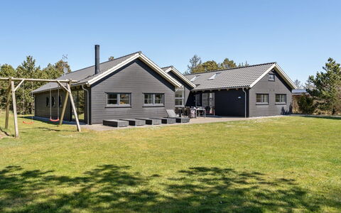 Lova - 600M from the Sea: Domicile, Chalet, Porte, Biens, Ombre, Siding, Dur, Batiments Jardin, Porche, Conception