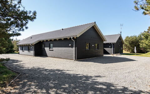 Lova - 600M from the Sea: Domicile, Chalet, Porte, Biens, Ombre, Siding, Dur, Batiments Jardin, Porche, Conception