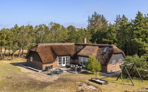 Alwina - 2.5Km from the Sea: Maison, Domicile, Porte, Toit, Chalet, Biens, Jardin, Ombre, Siding, Cour