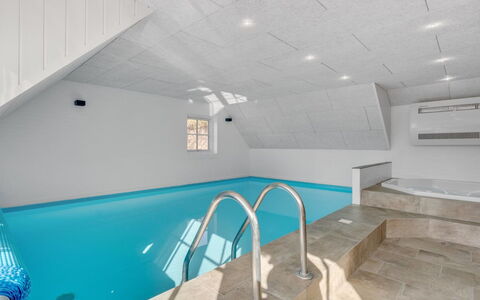 Alwina - 2.5Km from the Sea: Maison, Domicile, Porte, Toit, Chalet, Biens, Jardin, Ombre, Siding, Cour