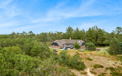 Alwina - 2.5Km from the Sea: Maison, Domicile, Porte, Toit, Chalet, Biens, Jardin, Ombre, Siding, Cour