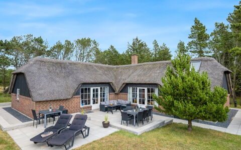 Alwina - 2.5Km from the Sea: Maison, Domicile, Porte, Toit, Chalet, Biens, Jardin, Ombre, Siding, Cour