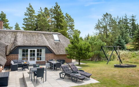 Alwina - 2.5Km from the Sea: Maison, Domicile, Porte, Toit, Chalet, Biens, Jardin, Ombre, Siding, Cour