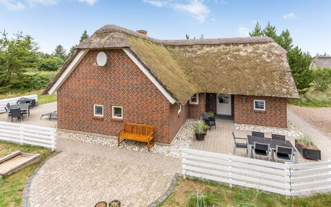 Ronna - 2.2Km from the Sea: Maison, Toit, Domicile, Chalet, Cabanon, Batiments Jardin, Siding, Cour, Cabane En Rondins, Cabane