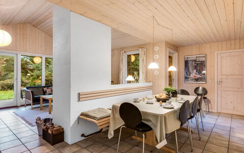 Mart - 1.6Km from the Sea: Design Intérieur, Meubles, Sol, Bois, Plafond, Sol, Luminaire, Pièce, Domicile, Salon