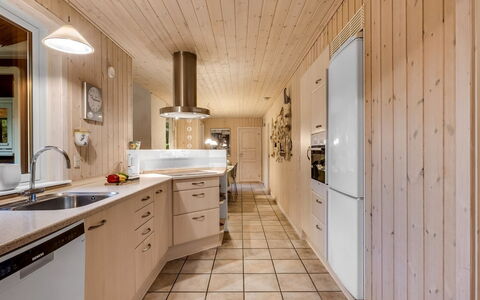 Mart - 1.6Km from the Sea: Cuisine, Design Intérieur, Sol, Comptoir, Bois, Sol, Plafond, Cabinetry, Meubles, Luminaire