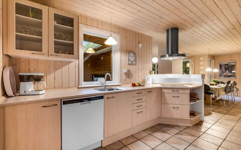 Mart - 1.6Km from the Sea: Cuisine, Design Intérieur, Bois, Comptoir, Sol, Plafond, Meubles, Cabinetry, Sol, Luminaire