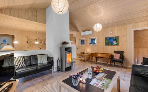 Mart - 1.6Km from the Sea: Design Intérieur, Bois, Meubles, Plafond, Domicile, Salon, Pièce, Éclairage, Luminaire, Maison