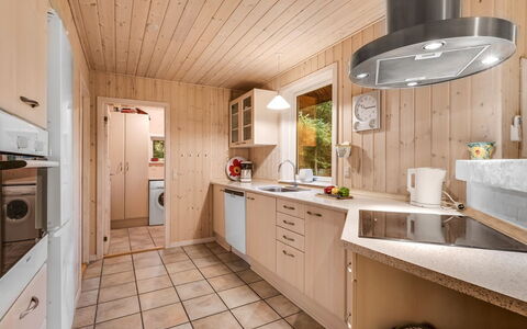 Mart - 1.6Km from the Sea: Cuisine, Comptoir, Design Intérieur, Sol, Meubles, Bois, Cabinetry, Appareil De Cuisine, Sol, Plafond