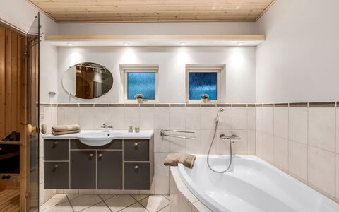 Mart - 1.6Km from the Sea: Design Intérieur, Plafond, Appartement, Sol, Meubles, Sol, Pièce, Éclairage, Domicile, Canapé
