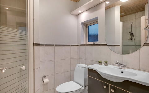 Mart - 1.6Km from the Sea: Design Intérieur, Plafond, Appartement, Sol, Meubles, Sol, Pièce, Éclairage, Domicile, Canapé