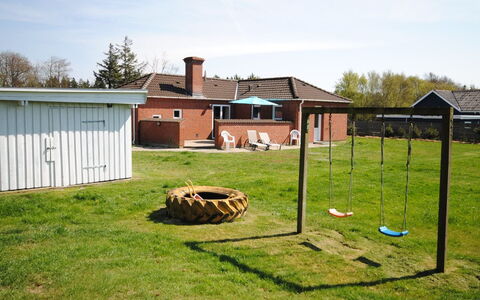 Pernilla - 2Km from the Sea: Herbe, Lot Terre, Pelouse, Jardin, Arrière-Cour, Cour, Ombre, Aménagement Paysager, Batiments Jardin, Parc