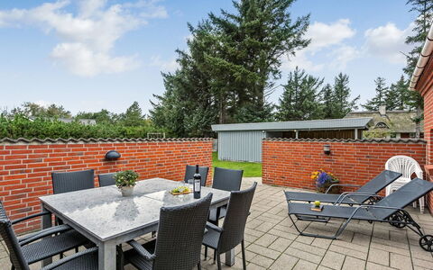 Pernilla - 2Km from the Sea: Meubles, Mobilier De Jardin, Arbuste, Chaise, Tableau De Plein Air, Jardin, Brique, Aménagement Paysager, Patio, Arrière-Cour