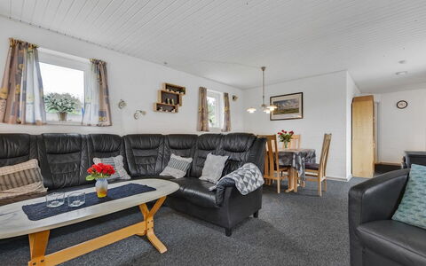 Pernilla - 2Km from the Sea: Meubles, Chaise, Salon, Dur, Plante D'Appartement, Canapé, Accoudoir, Table Basse