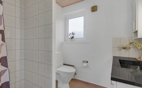 Pernilla - 2Km from the Sea: Sol, Sol, Mur, Luminaire Plomberie, Bois, Siège De Toilette, Design Intérieur, Toilette, Salle De Bains, Plafond