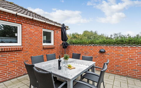 Pernilla - 2Km from the Sea: Meubles, Mobilier De Jardin, Tableau De Plein Air, Chaise, Brique, Patio, Brickwork, Tache De Bois, Jardin, Table Cuisine Et Salle A Manger