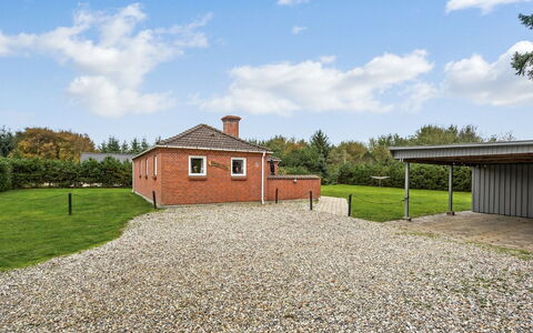 Pernilla - 2Km from the Sea: Arbuste, Toit, Chalet, Biens, Allée, Jardin, Ferme, Pelouse, Aménagement Paysager, Cour