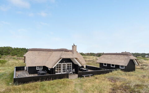 Kajin - 200M from the Sea: Bois, Toit, Architecture, Domicile, Maison, Chalet, Siding, Dur, Pente, Biens