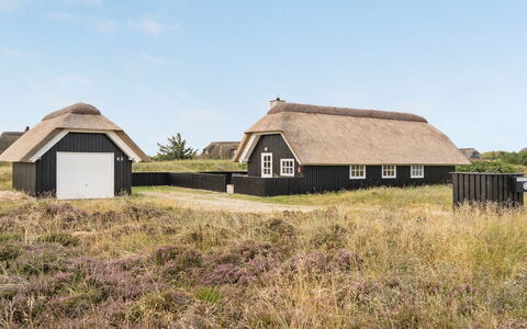 Kajin - 200M from the Sea: Bois, Toit, Architecture, Domicile, Maison, Chalet, Siding, Dur, Pente, Biens