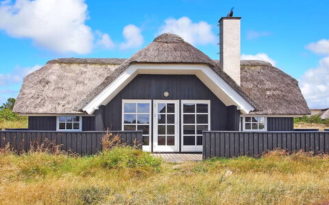 Kajin - 200M from the Sea: Bois, Toit, Architecture, Domicile, Maison, Chalet, Siding, Dur, Pente, Biens