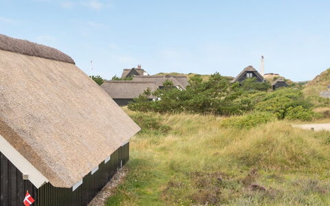 Kajin - 200M from the Sea: Bâtiment, Maison, Zone Résidentielle, Domicile, Arbuste, Toit, Chalet, Biens, Jardin
