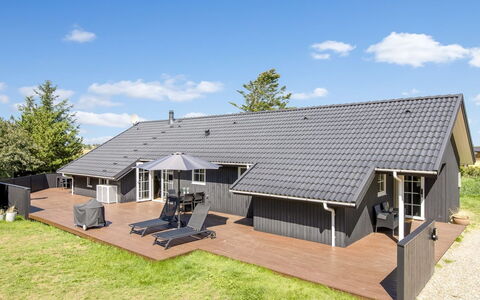 Joseline - 1.8Km from the Sea: Toit, Maison, Domicile, Chalet, Porte, Siding, Plate-Forme, Porche, Planche, Dur