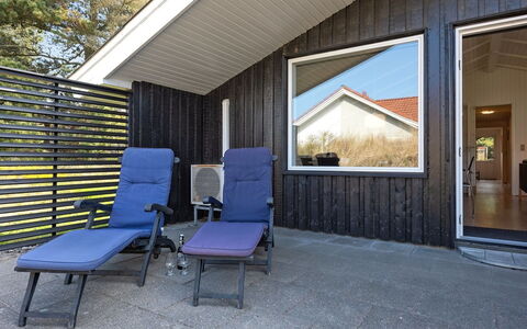Darina - 1.5Km from the Sea: Bois, Toit, Domicile, Maison, Architecture, Siding, Lot Terre, Chalet, Cabanon, Batiments Jardin