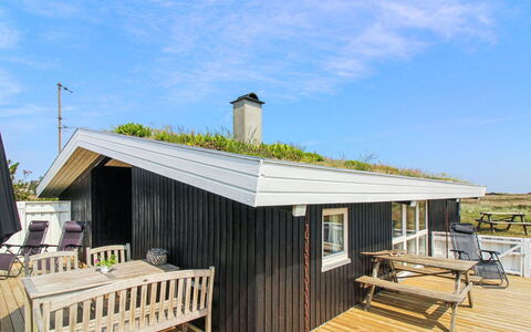 Scarlett - 300M from the Sea: Bois, Toit, Maison, Domicile, Chalet, Dur, Planche, Plate-Forme, Ombre, Balcon