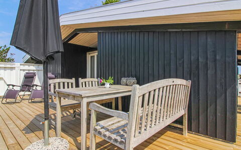 Scarlett - 300M from the Sea: Bois, Parquet, Dur, Sol, Planche, Tache De Bois, Sol, Plate-Forme, Ombre, Porche