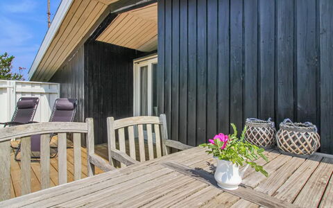 Scarlett - 300M from the Sea: Bois, Sol, Dur, Planche, Parquet, Ombre, Tache De Bois, Chaise, Plate-Forme, Porche