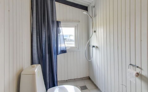 Scarlett - 300M from the Sea: Bois, Sol, Sol, Luminaire Plomberie, Plafond, Toilette, Plomberie, Salle De Bains, Rideau, Robinet