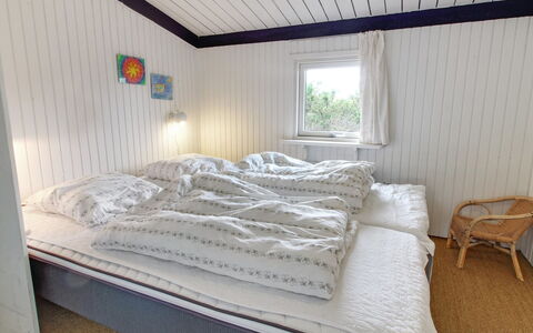 Scarlett - 300M from the Sea: Chambre, Lit, Bois, Drap De Lit, Sol, Literie, Design Intérieur, Sol, Cadre De Lit, Meubles
