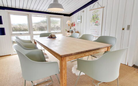Scarlett - 300M from the Sea: Meubles, Design Intérieur, Sol, Bois, Salle À Manger, Table, Sol, Plafond, Table Cuisine Et Salle A Manger, Chaise