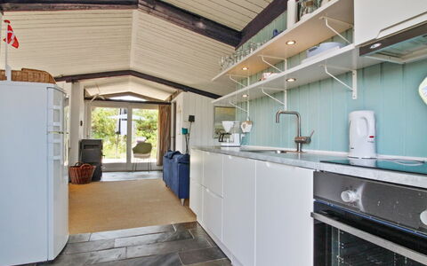 Scarlett - 300M from the Sea: Bois, Sol, Plafond, Design Intérieur, Sol, Comptoir, Cuisine, Principaux Appliance, Meubles, Cabinetry