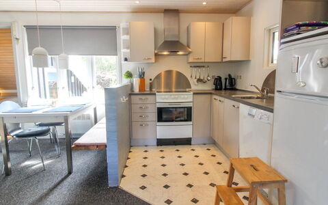 Augustine - 1.6Km from the Sea: Cuisine, Appareil De Cuisine, Sol, Principaux Appliance, Meubles, Comptoir, Design Intérieur, Bois, Sol, Plafond