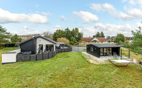 Nona - 1.1Km from the Sea: Herbe, Prairie, Paysage, Écorégion, Plaine, Communauté Des Plantes, Lot Terre, Mobilier De Jardin, Prairie, Formations Arbustives