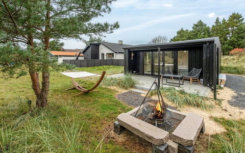 Nona - 1.1Km from the Sea: Herbe, Prairie, Paysage, Écorégion, Plaine, Communauté Des Plantes, Lot Terre, Mobilier De Jardin, Prairie, Formations Arbustives