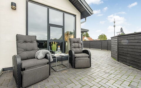 Nona - 1.1Km from the Sea: Herbe, Prairie, Paysage, Écorégion, Plaine, Communauté Des Plantes, Lot Terre, Mobilier De Jardin, Prairie, Formations Arbustives