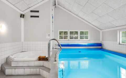 Femmy - 600M from the Sea: Plafond, Piscine, Composite, Recours, Conception, Hôtel, Daylighting, Grenier, Luminaire