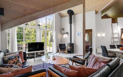 Femmy - 600M from the Sea: Design Intérieur, Bois, Plafond, Meubles, Canapé, Salon, Sol, Domicile, Sol, Pièce
