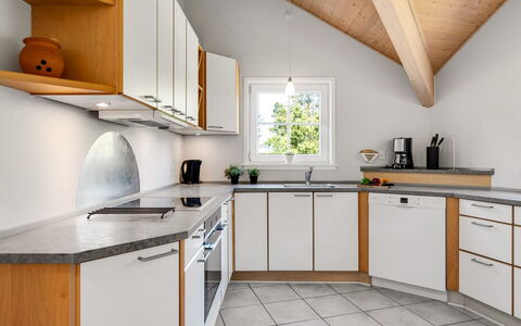 Femmy - 600M from the Sea: Cuisine, Design Intérieur, Bois, Sol, Comptoir, Domicile, Appareil De Cuisine, Plafond, Meubles, Cabinetry