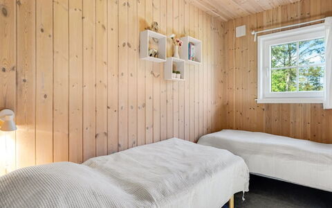 Femmy - 600M from the Sea: Mur, Bois, Sol, Chambre, Sol, Design Intérieur, Plafond, Parquet, Lit, Pièce